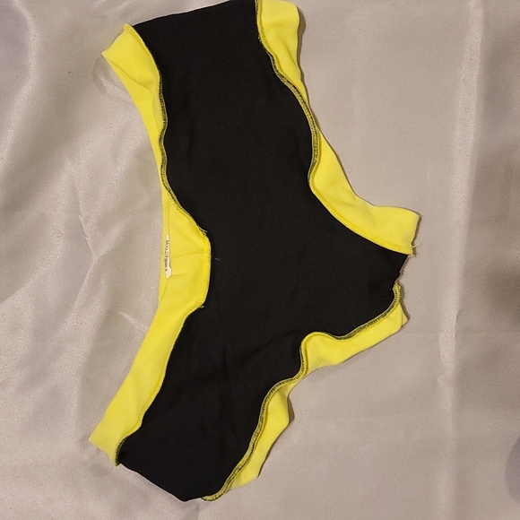 Battery Organic rave clubwear booty shorts size 2 black and yellow - Picture 2 of 6